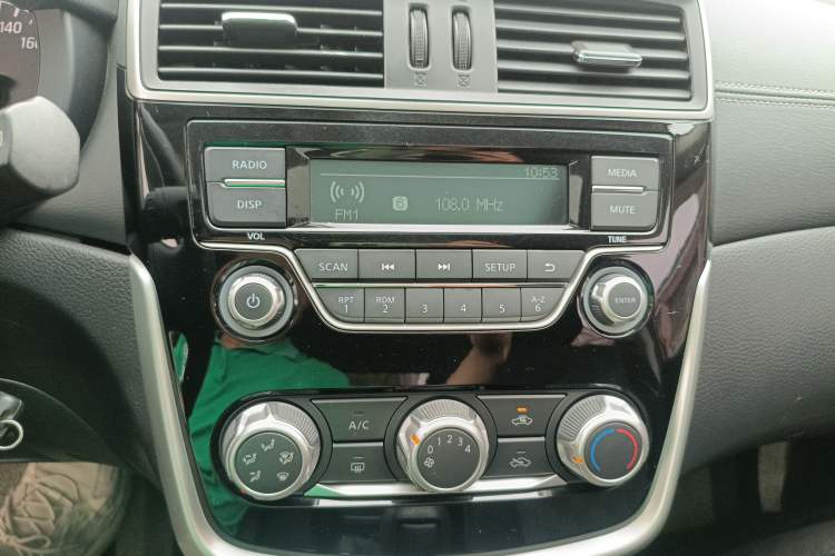 Used Nissan Tiida 2016 1.6L CVT Cool Dynamic Edition Audio And AC Panel
