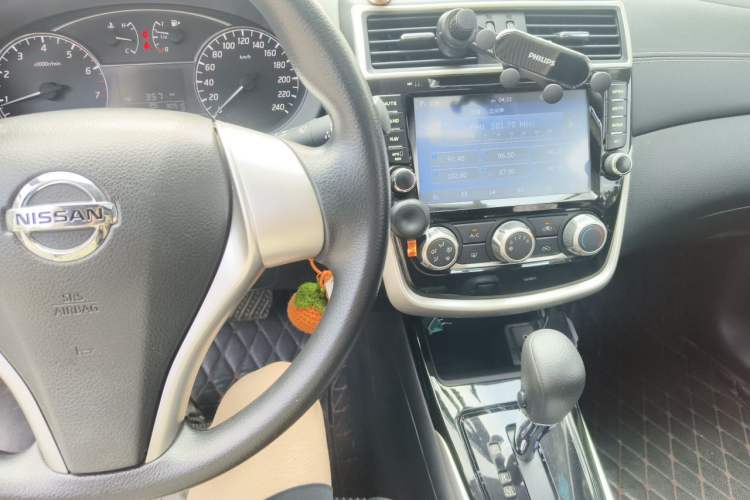 Used Nissan Tiida 2016 1.6L CVT Cool Dynamic Edition Audio And AC Panel