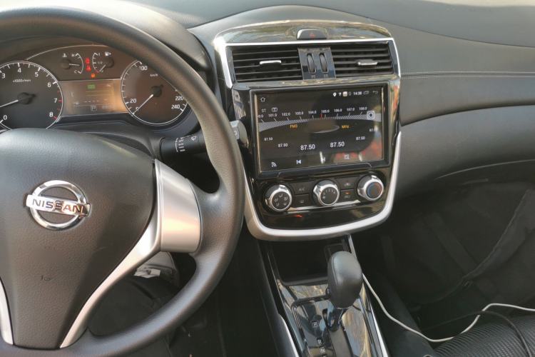 Used Nissan Tiida 2016 1.6L CVT Cool Dynamic Edition Center Console