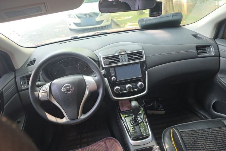 Used Nissan Tiida 2016 1.6L CVT Cool Dynamic Edition Center Console