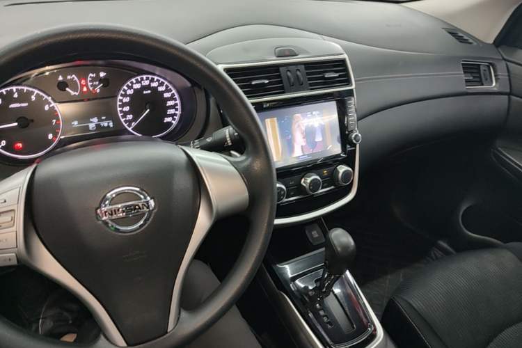 Used Nissan Tiida 2016 1.6L CVT Cool Dynamic Edition Center Console