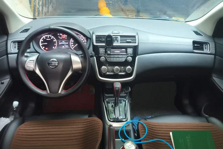 Used Nissan Tiida 2016 1.6L CVT Cool Dynamic Edition Center Console