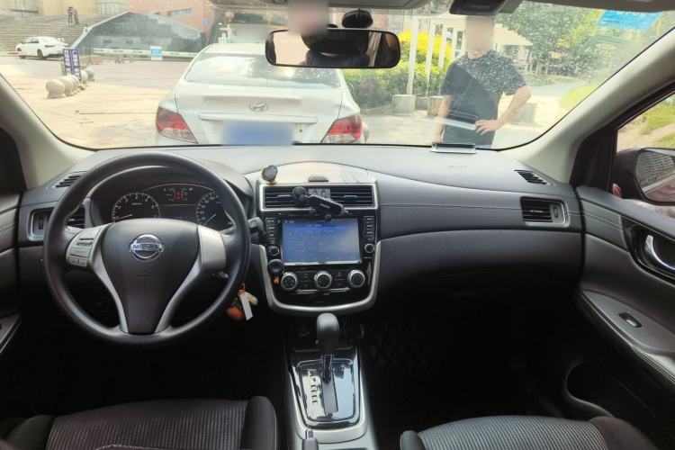 Used Nissan Tiida 2016 1.6L CVT Cool Dynamic Edition Center Console