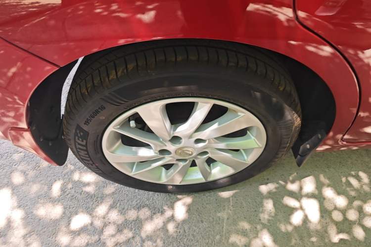 Used Nissan Tiida 2016 1.6L CVT Cool Dynamic Edition Exterior 5