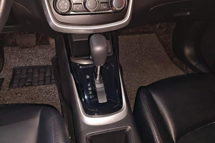 Used Nissan Tiida 2016 1.6L CVT Cool Dynamic Edition Gear Lever