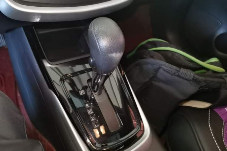 Used Nissan Tiida 2016 1.6L CVT Cool Dynamic Edition Gear Lever