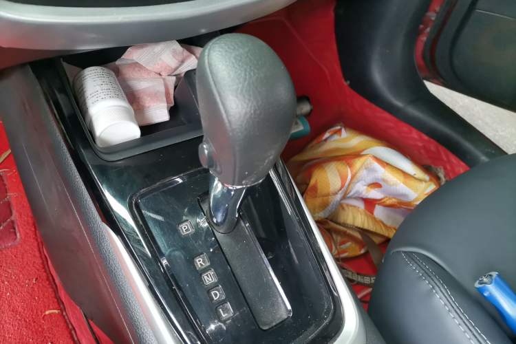 Used Nissan Tiida 2016 1.6L CVT Cool Dynamic Edition Gear Lever