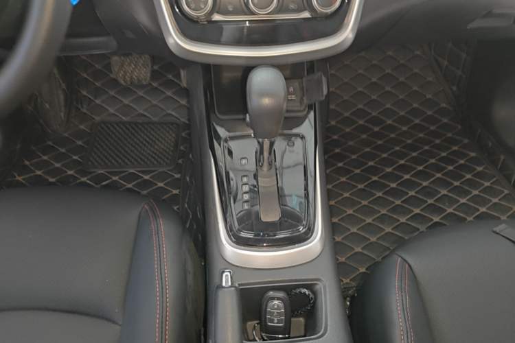 Used Nissan Tiida 2016 1.6L CVT Cool Dynamic Edition Gear Lever
