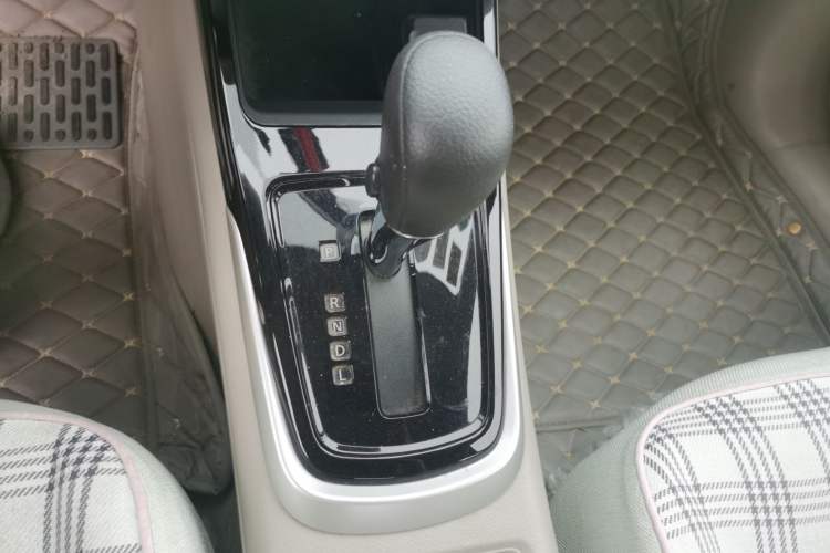 Used Nissan Tiida 2016 1.6L CVT Joyride Edition Gear Lever
