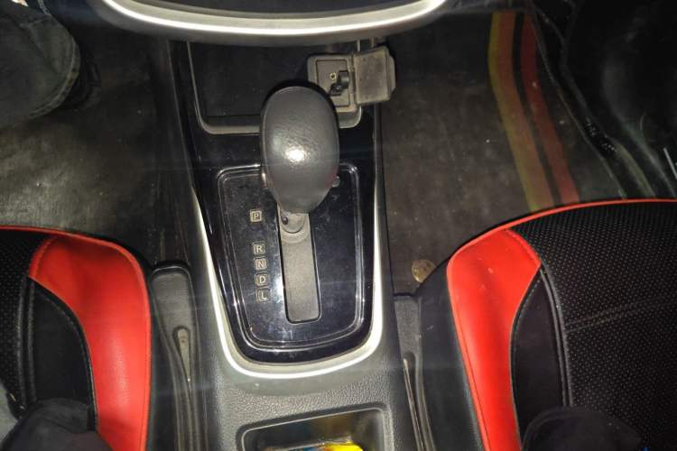 Used Nissan Tiida 2016 1.6L CVT Cool Dynamic Edition Gear Lever