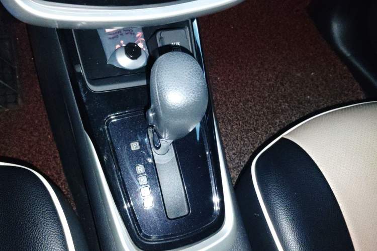 Used Nissan Tiida 2016 1.6L CVT Cool Dynamic Edition Gear Lever