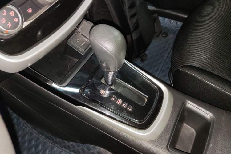 Used Nissan Tiida 2016 1.6L CVT Cool Dynamic Edition Gear Lever