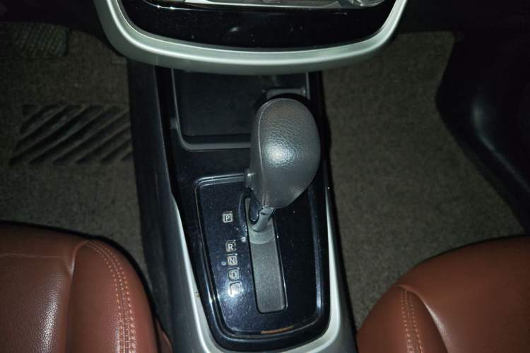 Used Nissan Tiida 2016 1.6L CVT Cool Dynamic Edition Gear Lever
