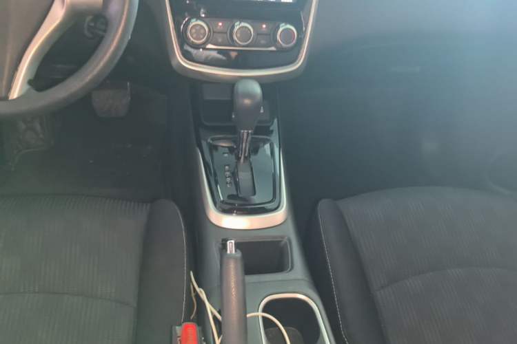 Used Nissan Tiida 2016 1.6L CVT Cool Dynamic Edition Gear Lever