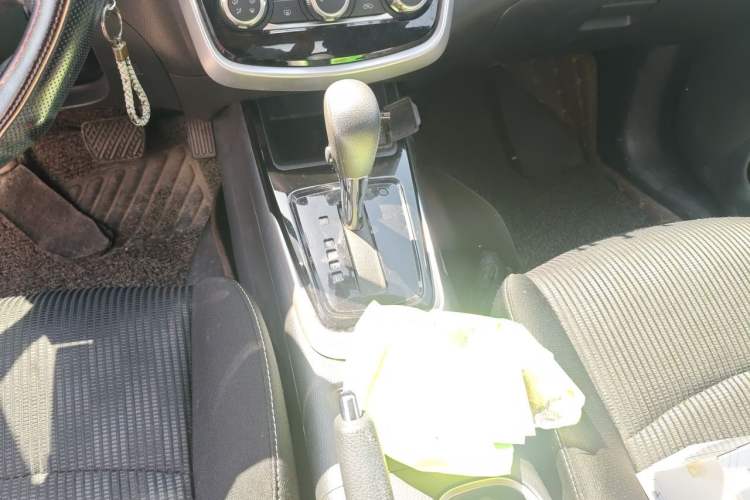 Used Nissan Tiida 2016 1.6L CVT Cool Dynamic Edition Gear Lever
