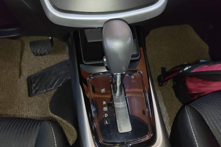 Used Nissan Tiida 2016 1.6L CVT Cool Dynamic Edition Gear Lever