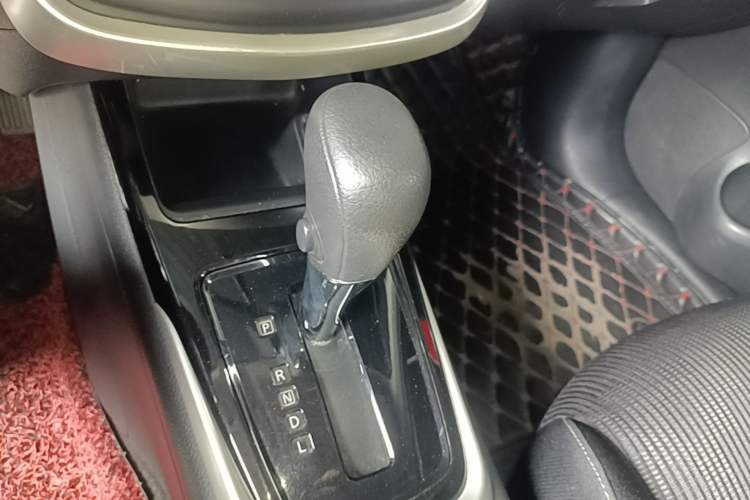Used Nissan Tiida 2016 1.6L CVT Cool Dynamic Edition Gear Lever
