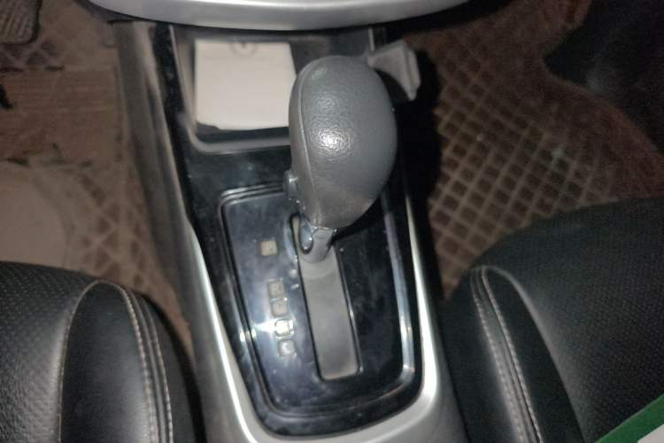Used Nissan Tiida 2016 1.6L CVT Cool Dynamic Edition Gear Lever