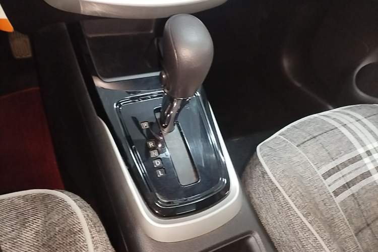 Used Nissan Tiida 2016 1.6L CVT Cool Dynamic Edition Gear Lever