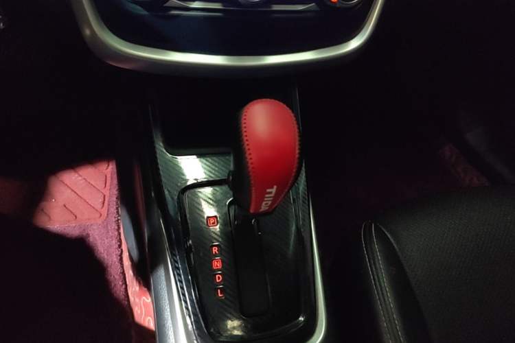 Used Nissan Tiida 2016 1.6L CVT Cool Dynamic Edition Gear Lever