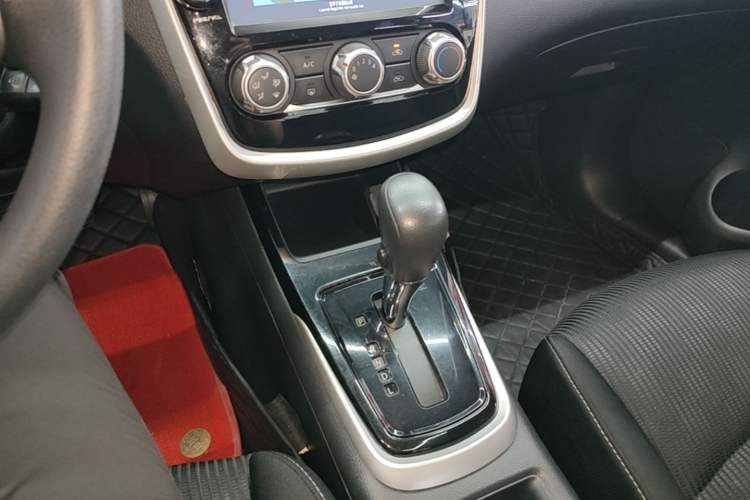 Used Nissan Tiida 2016 1.6L CVT Cool Dynamic Edition Gear Lever