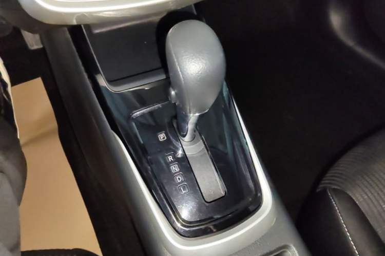Used Nissan Tiida 2016 1.6L CVT Cool Dynamic Edition Gear Lever