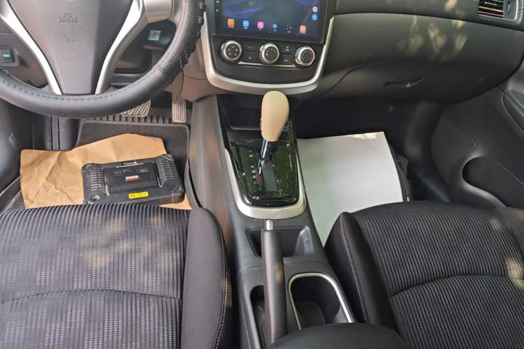 Used Nissan Tiida 2016 1.6L CVT Cool Dynamic Edition Gear Lever