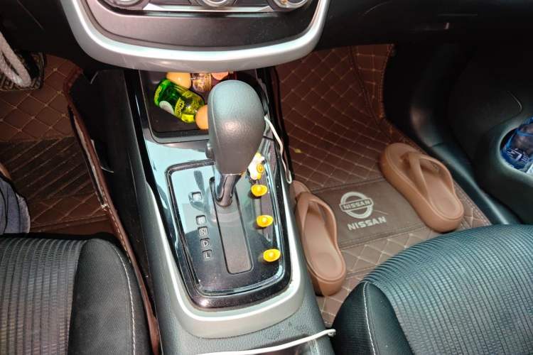 Used Nissan Tiida 2016 1.6L CVT Cool Dynamic Edition Gear Lever