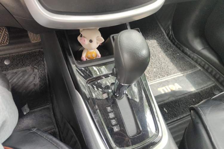 Used Nissan Tiida 2016 1.6L CVT Cool Dynamic Edition Gear Lever