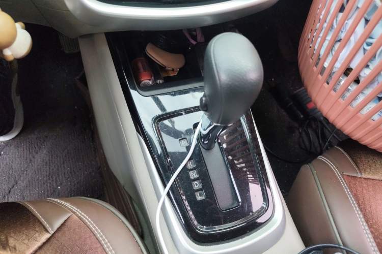 Used Nissan Tiida 2016 1.6L CVT Cool Dynamic Edition Gear Lever