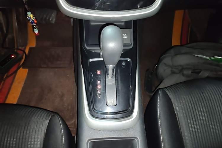 Used Nissan Tiida 2016 1.6L CVT Cool Dynamic Edition Gear Lever