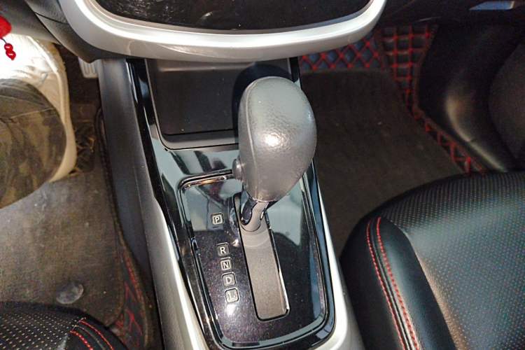 Used Nissan Tiida 2016 1.6L CVT Cool Dynamic Edition Gear Lever
