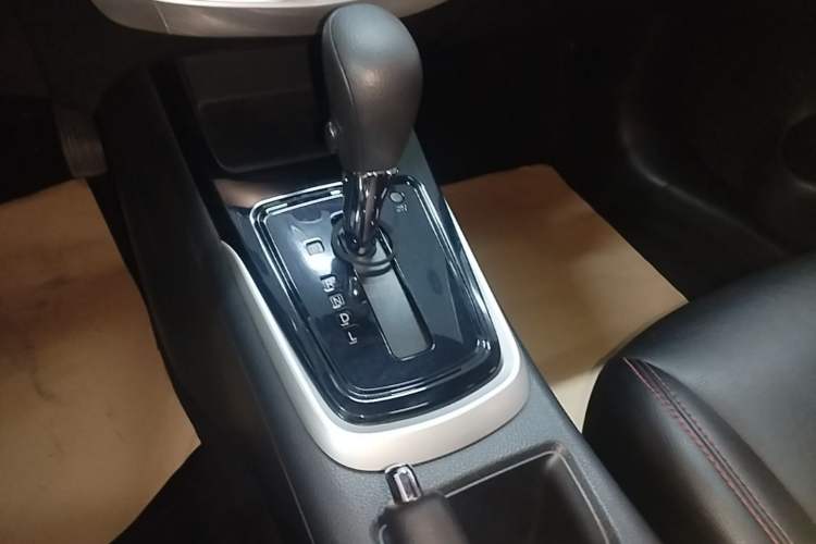 Used Nissan Tiida 2016 1.6L CVT Cool Dynamic Edition Gear Lever