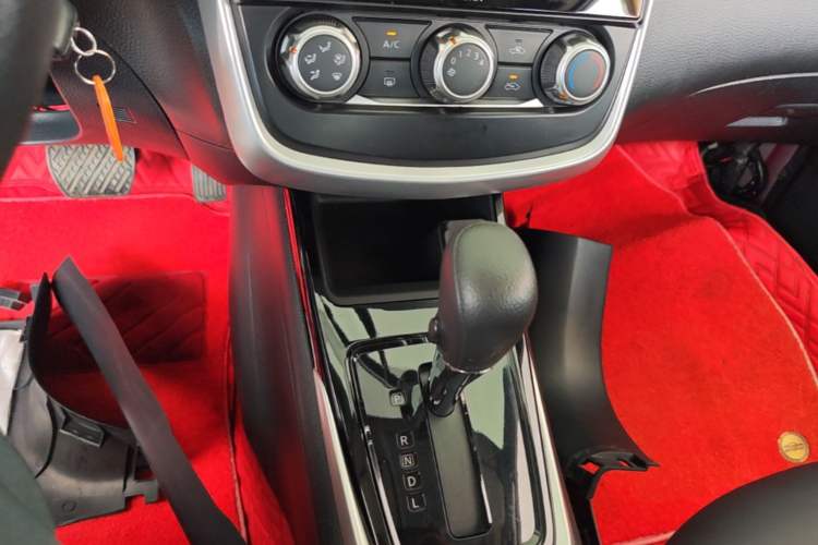 Used Nissan Tiida 2016 1.6L CVT Cool Dynamic Edition Gear Lever