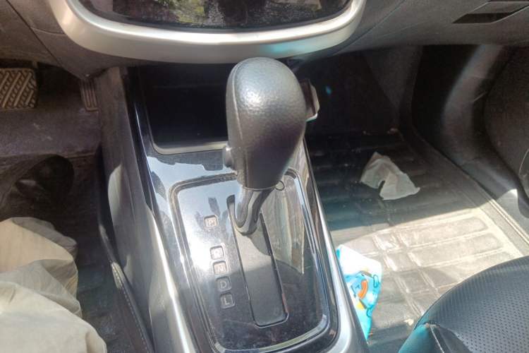 Used Nissan Tiida 2016 1.6L CVT Cool Dynamic Edition Gear Lever