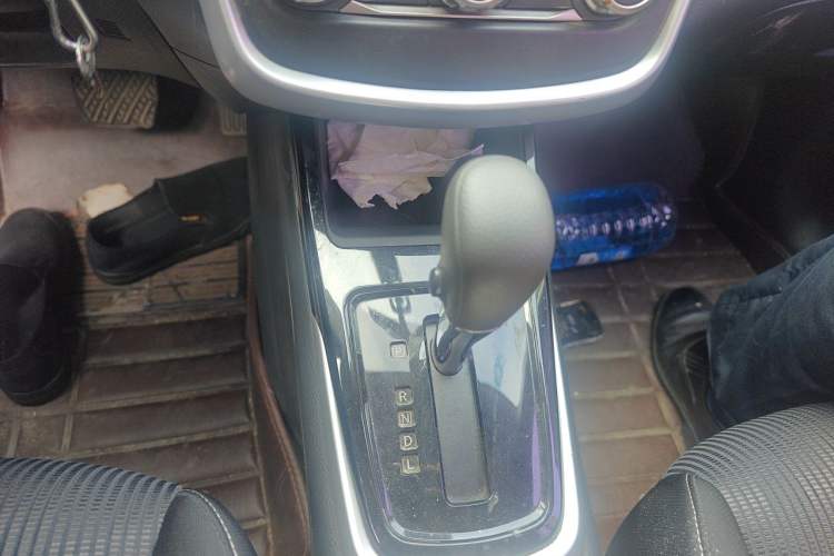 Used Nissan Tiida 2016 1.6L CVT Cool Dynamic Edition Gear Lever