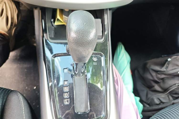 Used Nissan Tiida 2016 1.6L CVT Cool Dynamic Edition Gear Lever