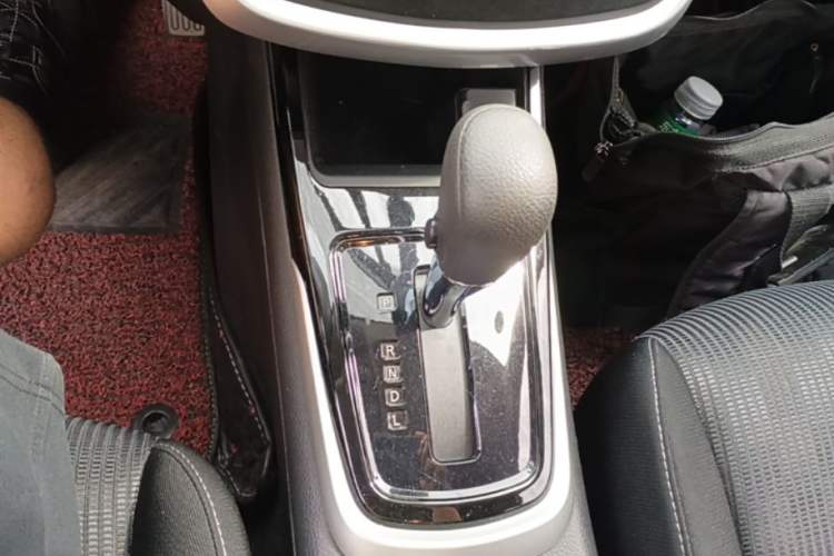 Used Nissan Tiida 2016 1.6L CVT Cool Dynamic Edition Gear Lever