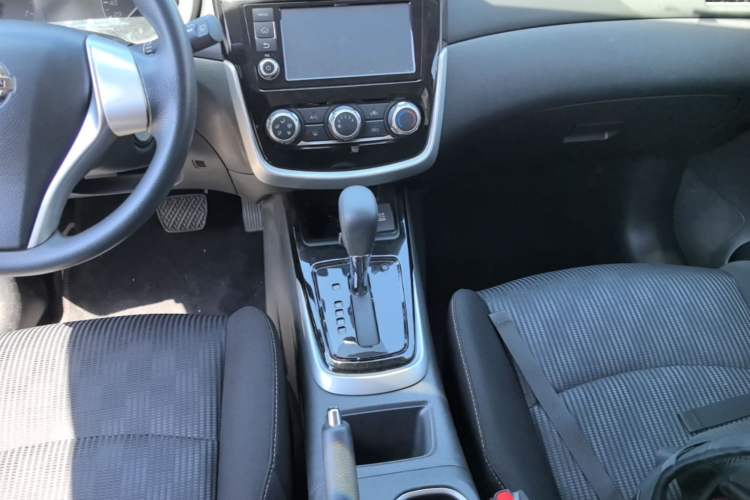 Used Nissan Tiida 2016 1.6L CVT Cool Dynamic Edition Gear Lever
