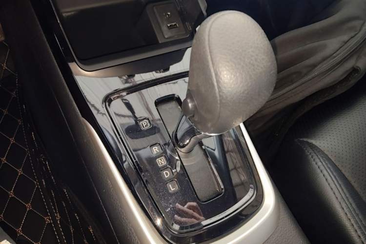 Used Nissan Tiida 2016 1.6L CVT Cool Dynamic Edition Gear Lever