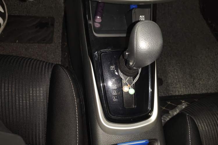 Used Nissan Tiida 2016 1.6L CVT Cool Dynamic Edition Gear Lever