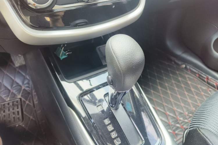 Used Nissan Tiida 2016 1.6L CVT Cool Dynamic Edition Gear Lever