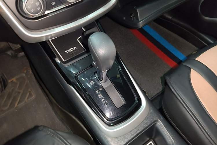 Used Nissan Tiida 2016 1.6L CVT Cool Dynamic Edition Gear Lever
