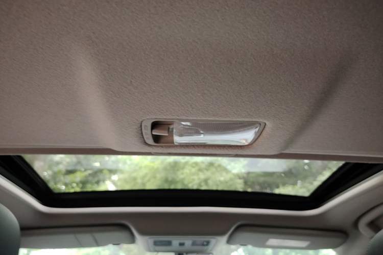 Used Nissan Tiida 2016 1.6L CVT ZhiZun Edition Headliner