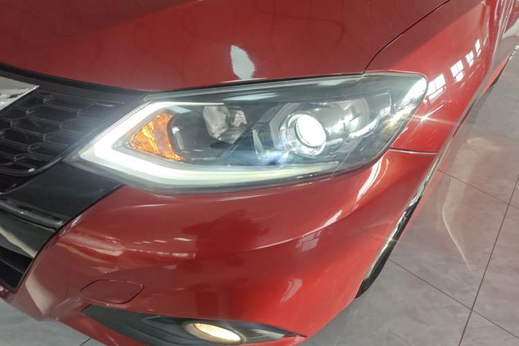 Used Nissan Tiida 2016 1.6L CVT ZhiZun Edition Left Front Headlight