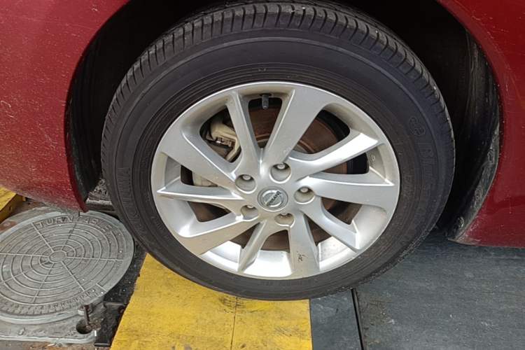 Used Nissan Tiida 2016 1.6L CVT Cool Dynamic Edition Left Front Wheel Hub