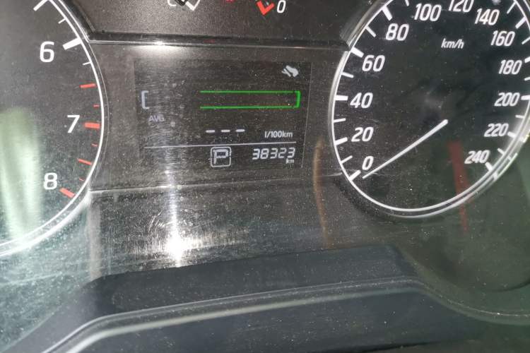 Used Nissan Tiida 2016 1.6L CVT Cool Dynamic Edition Odometer Close Up