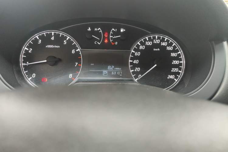 Used Nissan Tiida 2016 1.6L CVT Cool Dynamic Edition Odometer Close Up