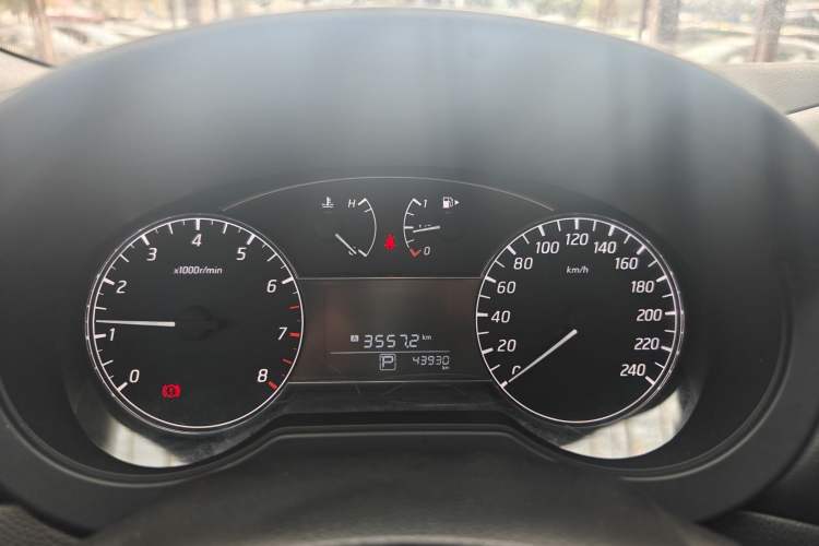 Used Nissan Tiida 2016 1.6L CVT Cool Dynamic Edition Odometer Close Up