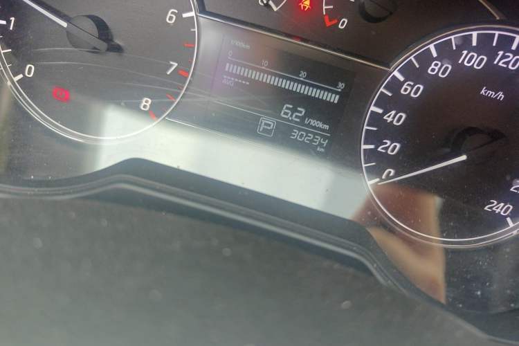 Used Nissan Tiida 2016 1.6L CVT Cool Dynamic Edition Odometer Close Up